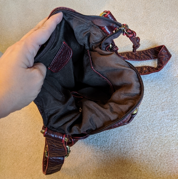 Burgundy soft crossbody with tons of pockets - Picture 2 of 4